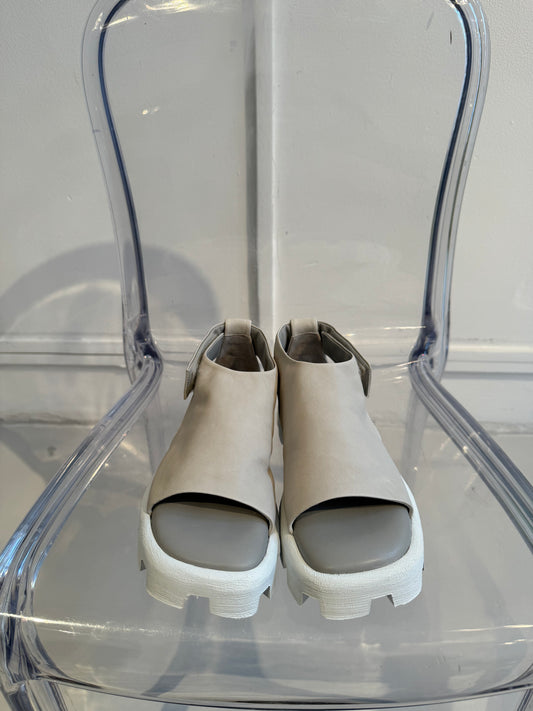 Puro Secret Sandal Flat Statement Grey/White