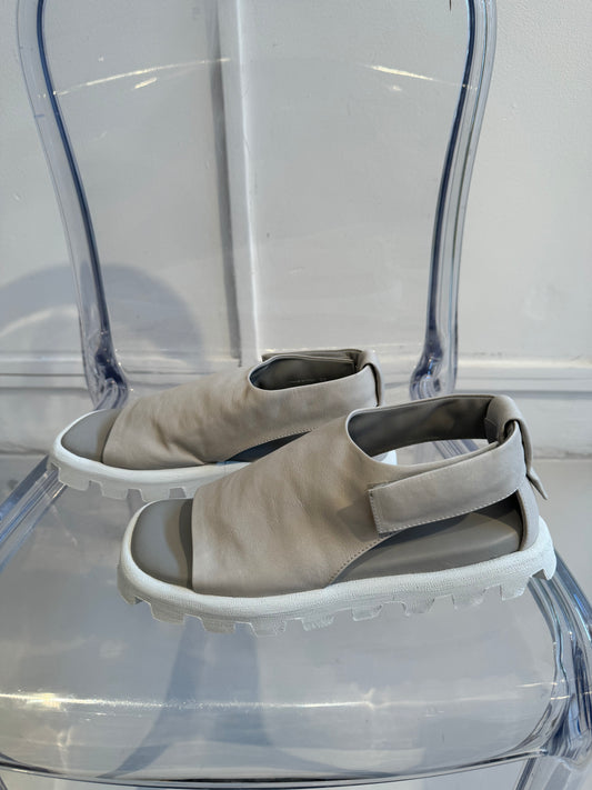 Puro Secret Sandal Flat Statement Grey/White