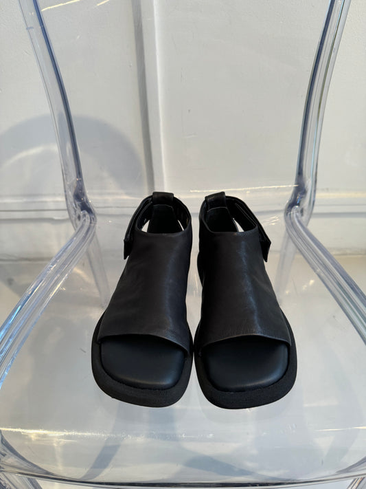 Puro Secret Sandal Flat Thin Statement Black