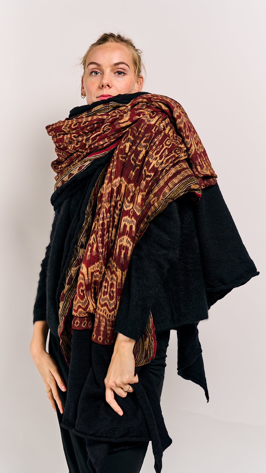 Rundholz DIP Shawl Black