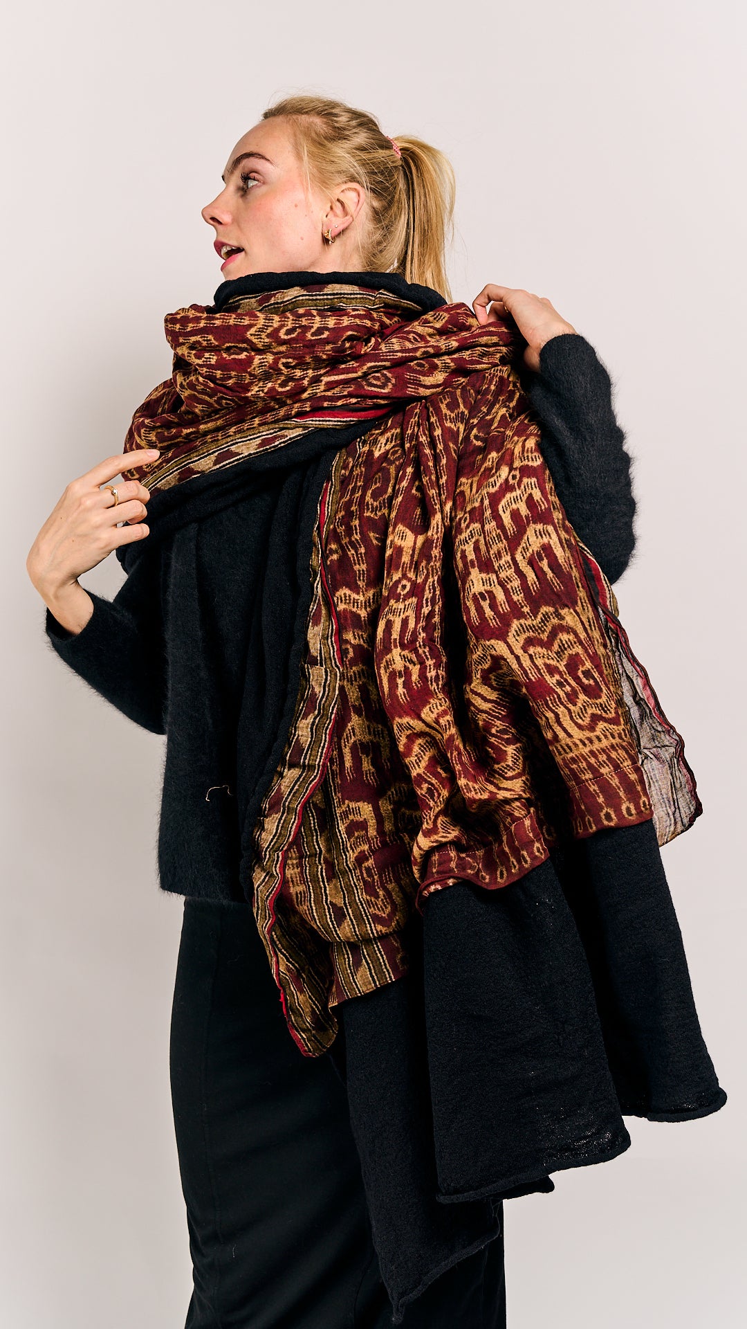 Rundholz DIP Shawl Black