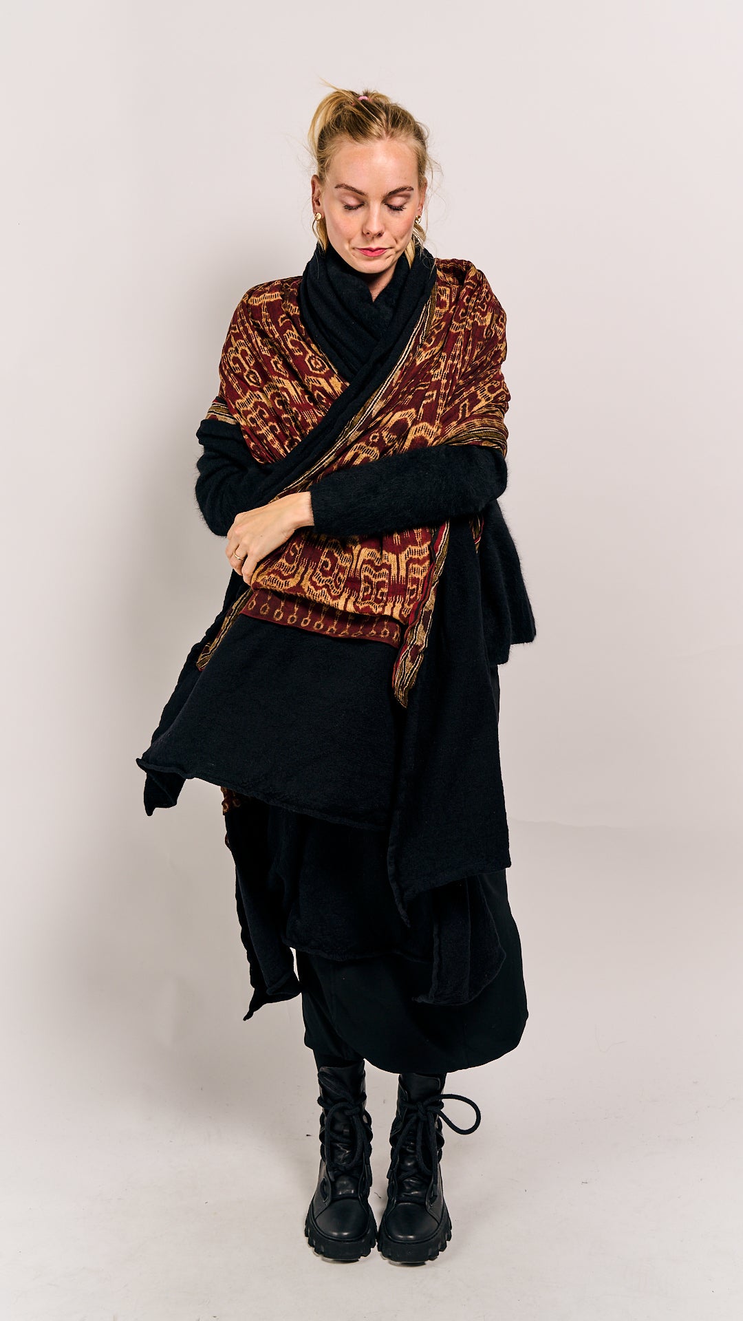 Rundholz DIP Shawl Black