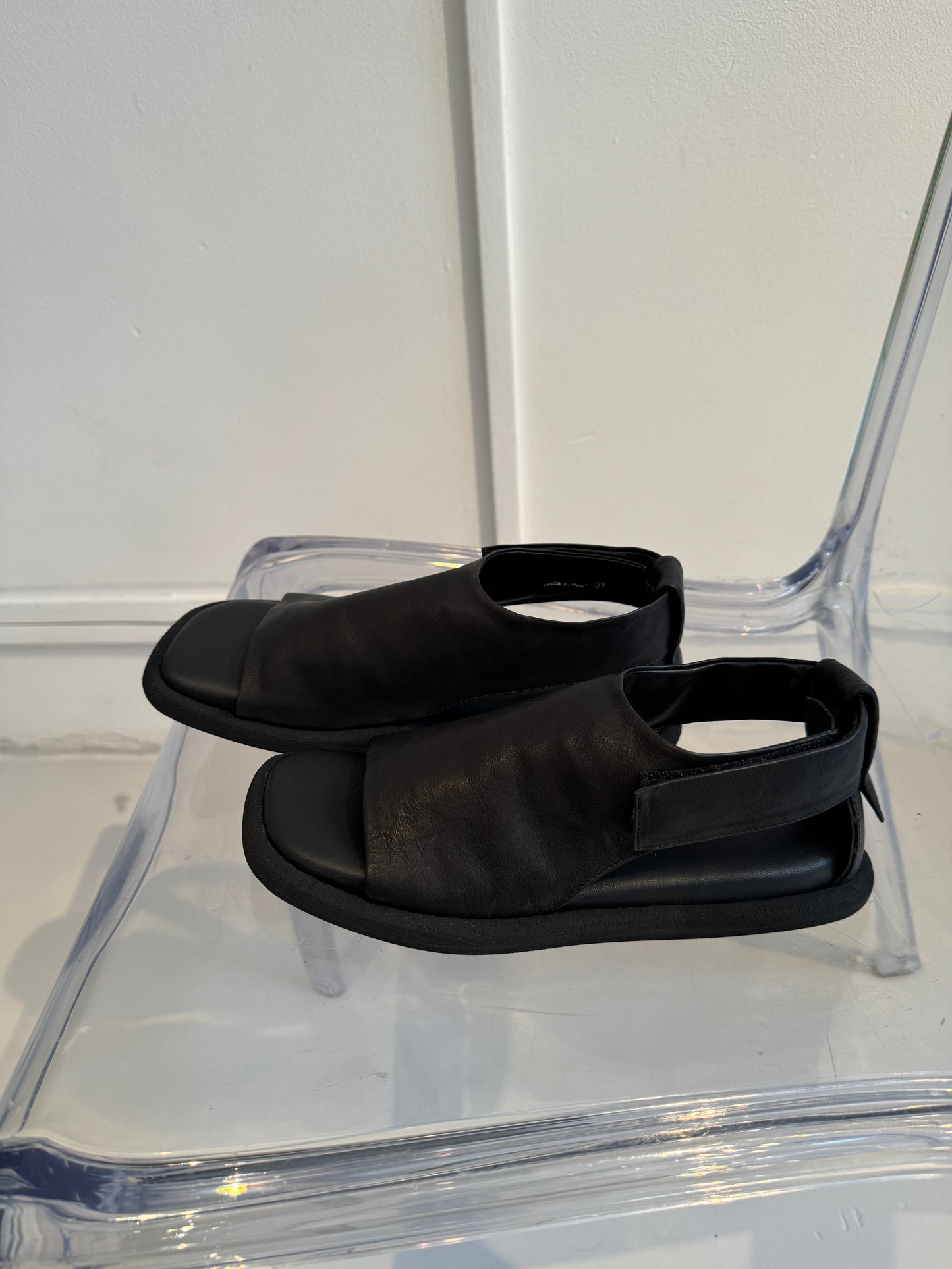 Puro Secret Sandal Flat Thin Statement Black size 37